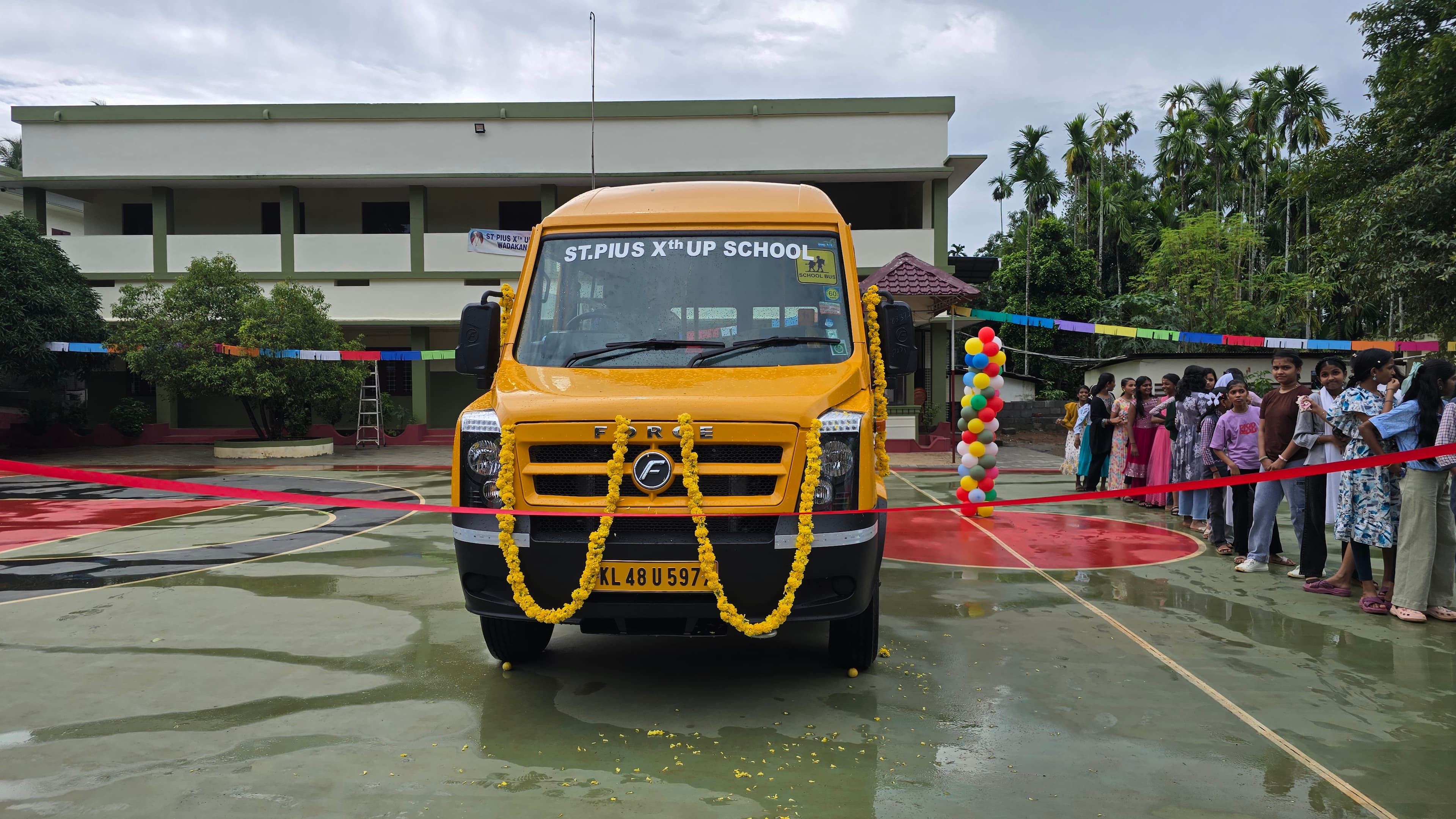 സെന്റ് പയസ് ടെൻത്ത് യു പി സ്കൂൾ ബസ്